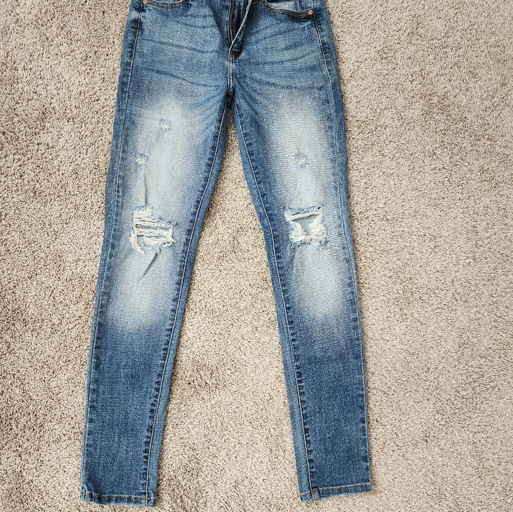 Womens 26 KanCan distressed skinny blue jeans.